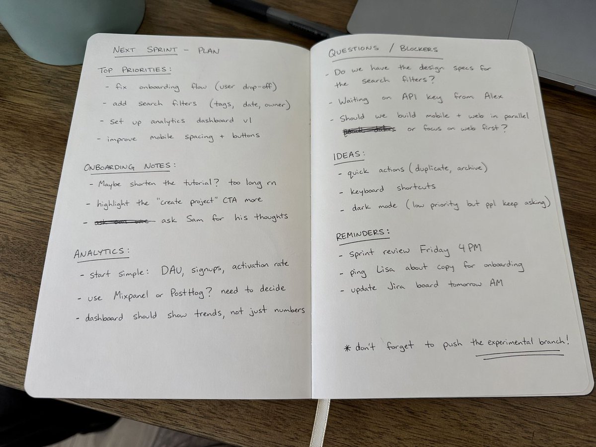 打开笔记本黑色圆珠笔笔记