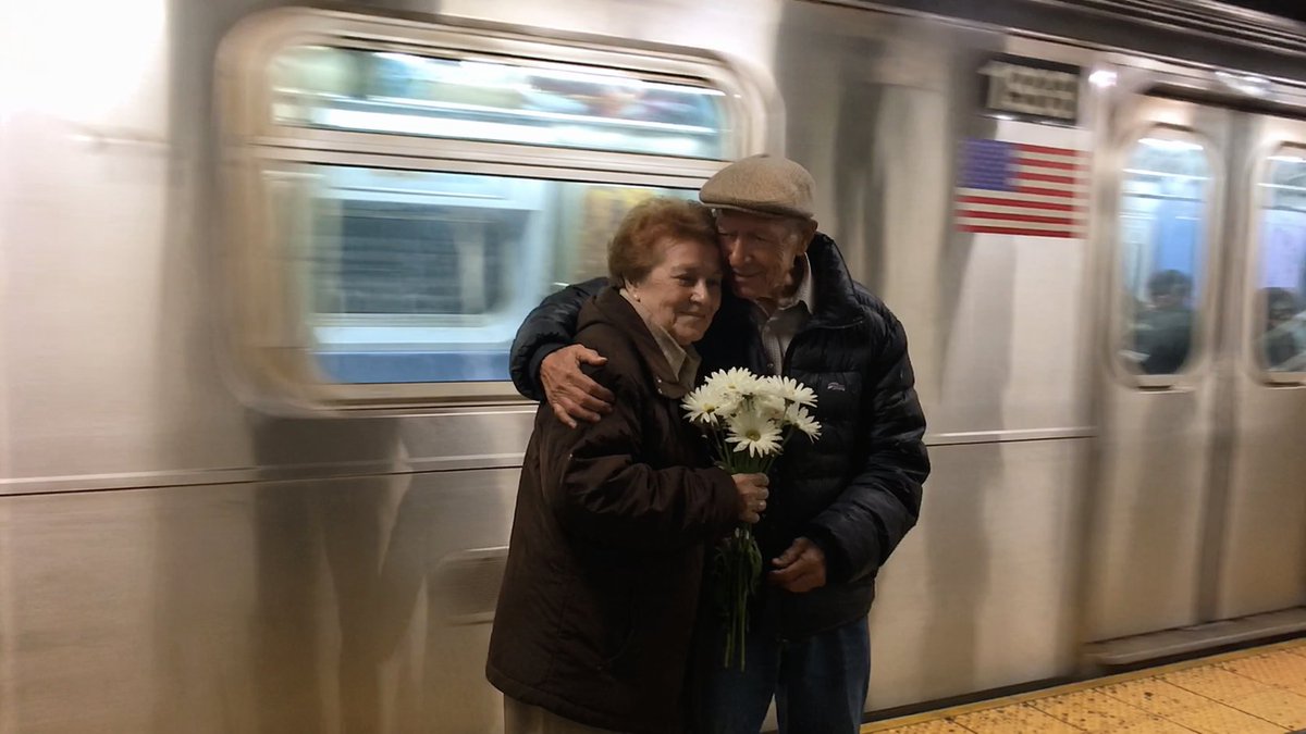 iPhone 原生感地铁拥抱情侣 2