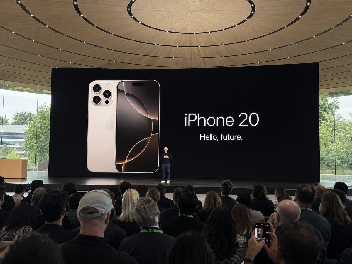 蒂姆·库克 Apple Park 主题演讲 - GPTIMG2.ai image 1
